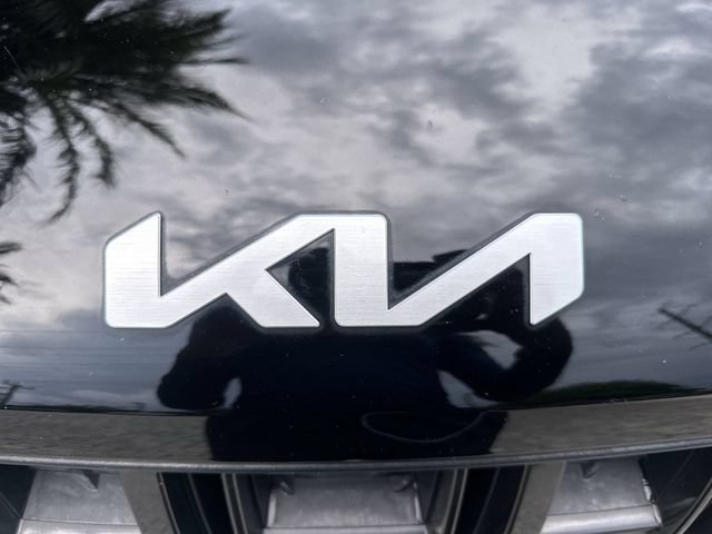 Used 2024 Kia Carnival LX FWD image 10