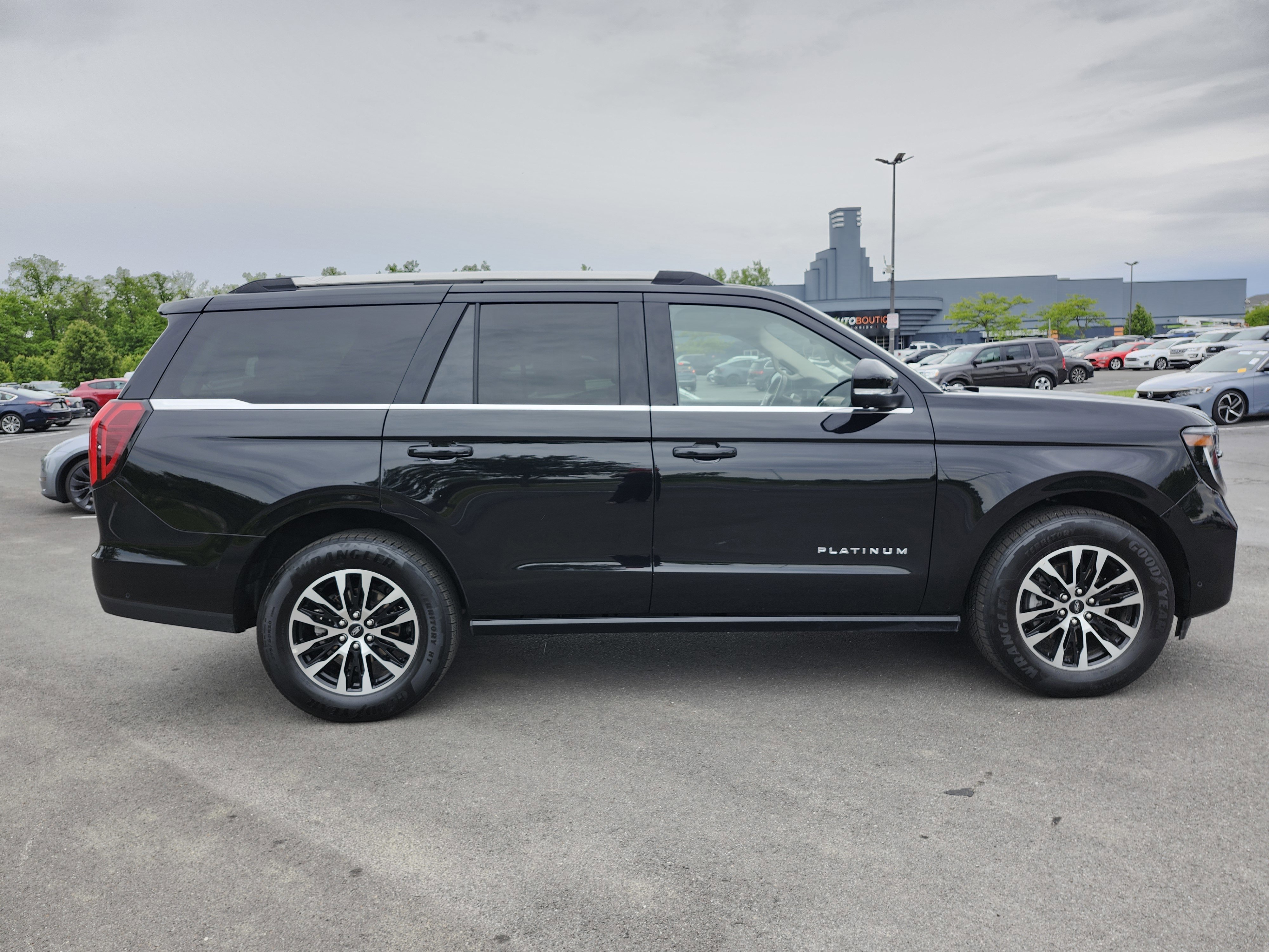 Used 2025 Ford Expedition Platinum AWD/4WD image 19