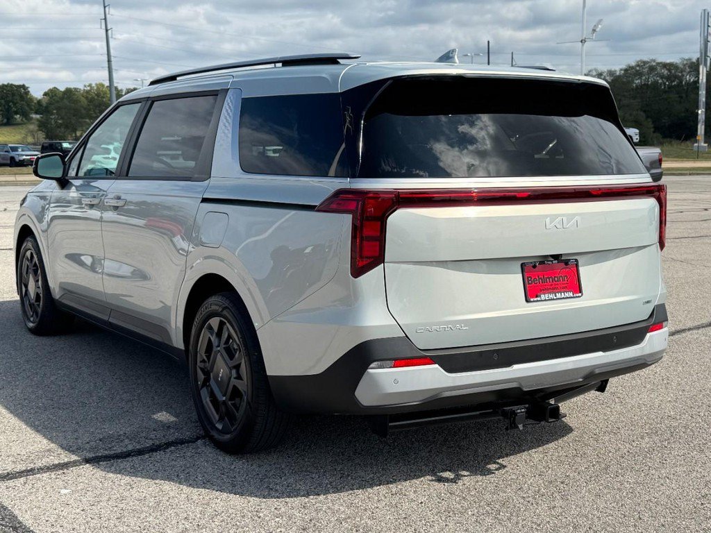 Used 2025 Kia Carnival EX FWD image 8