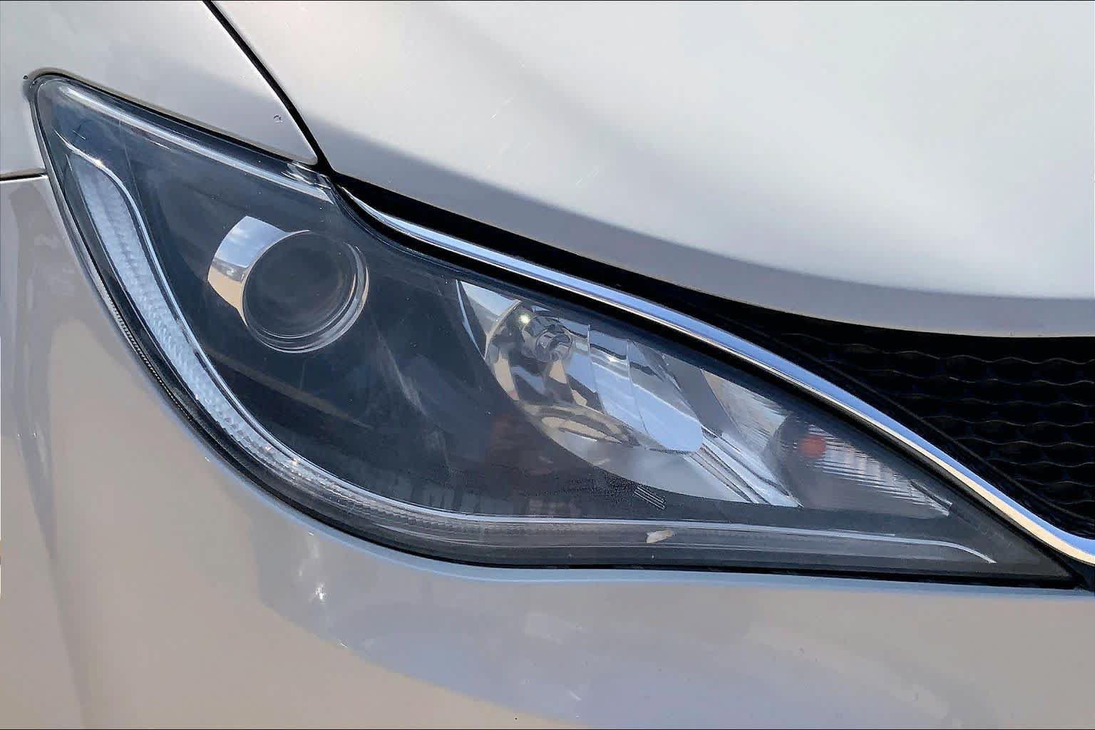 Used 2017 Chrysler Pacifica Touring-L FWD image 24