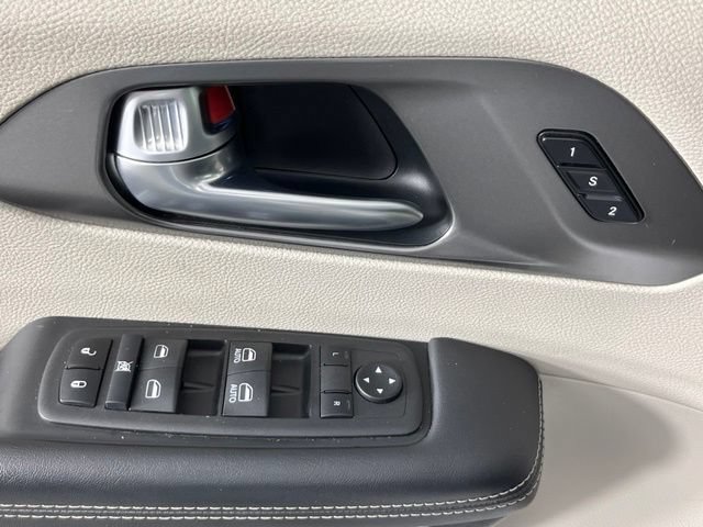 Used 2024 Chrysler Pacifica Touring-L FWD image 19