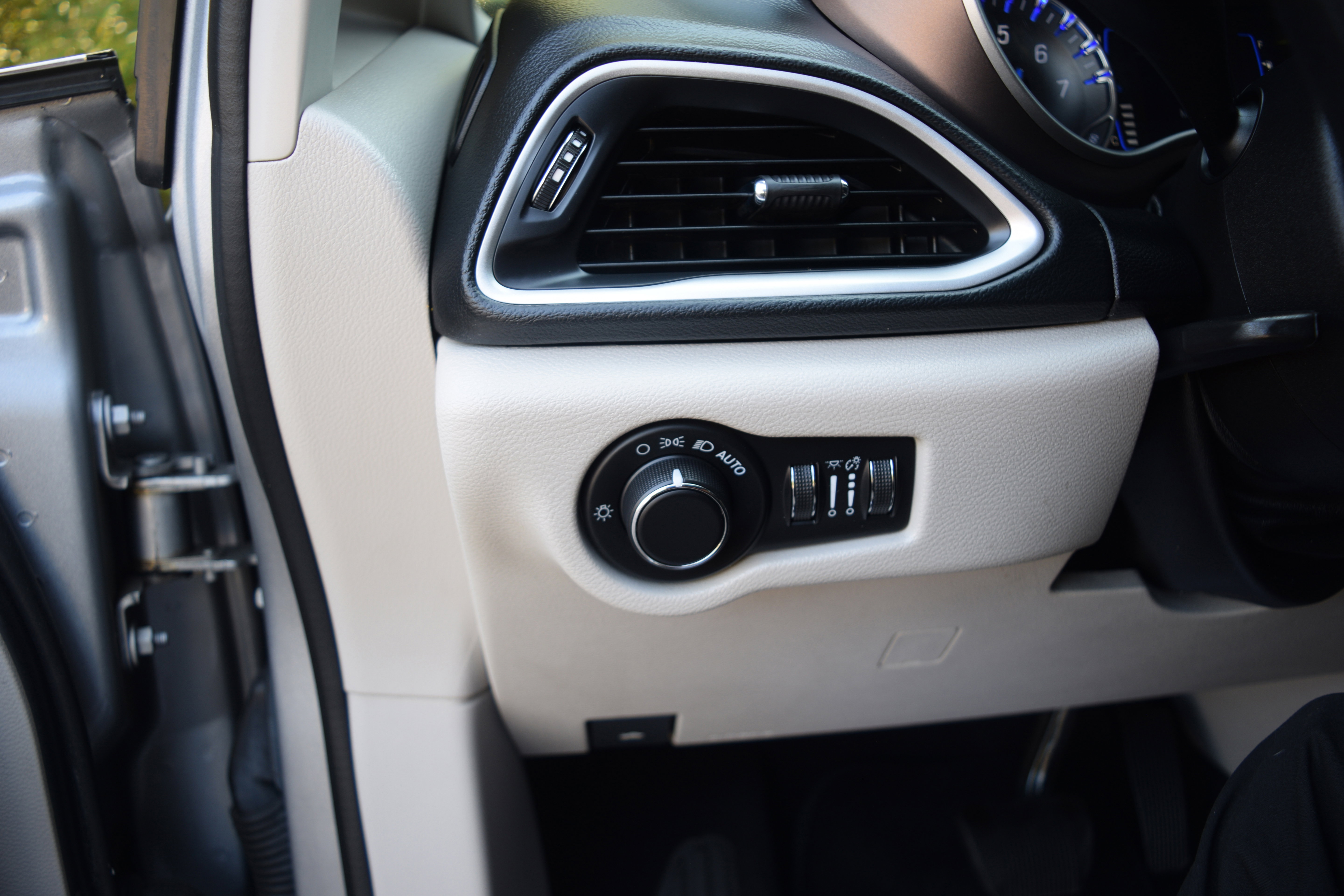 Used 2021 Chrysler Voyager Lxi image 7