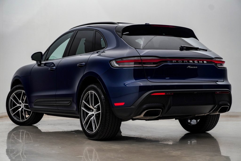 Certified 2025 Porsche Macan image 3