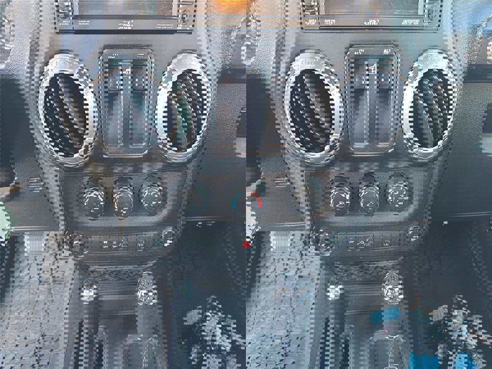 Used 2014 Jeep Wrangler Sahara image 21