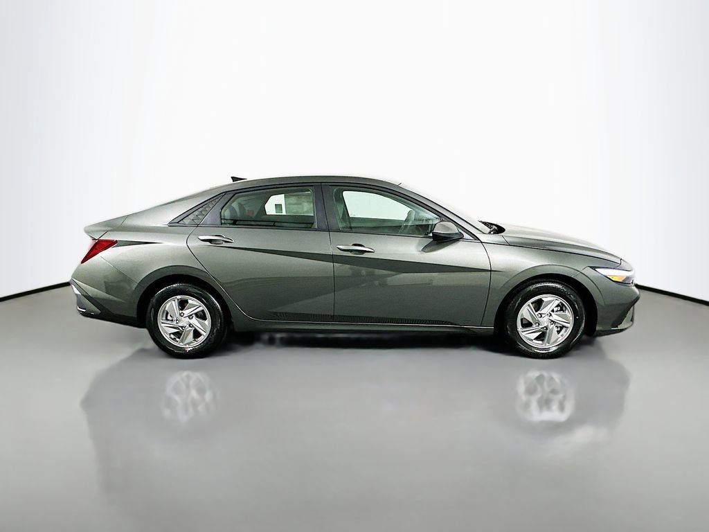 New 2026 Hyundai Elantra SE FWD image 4