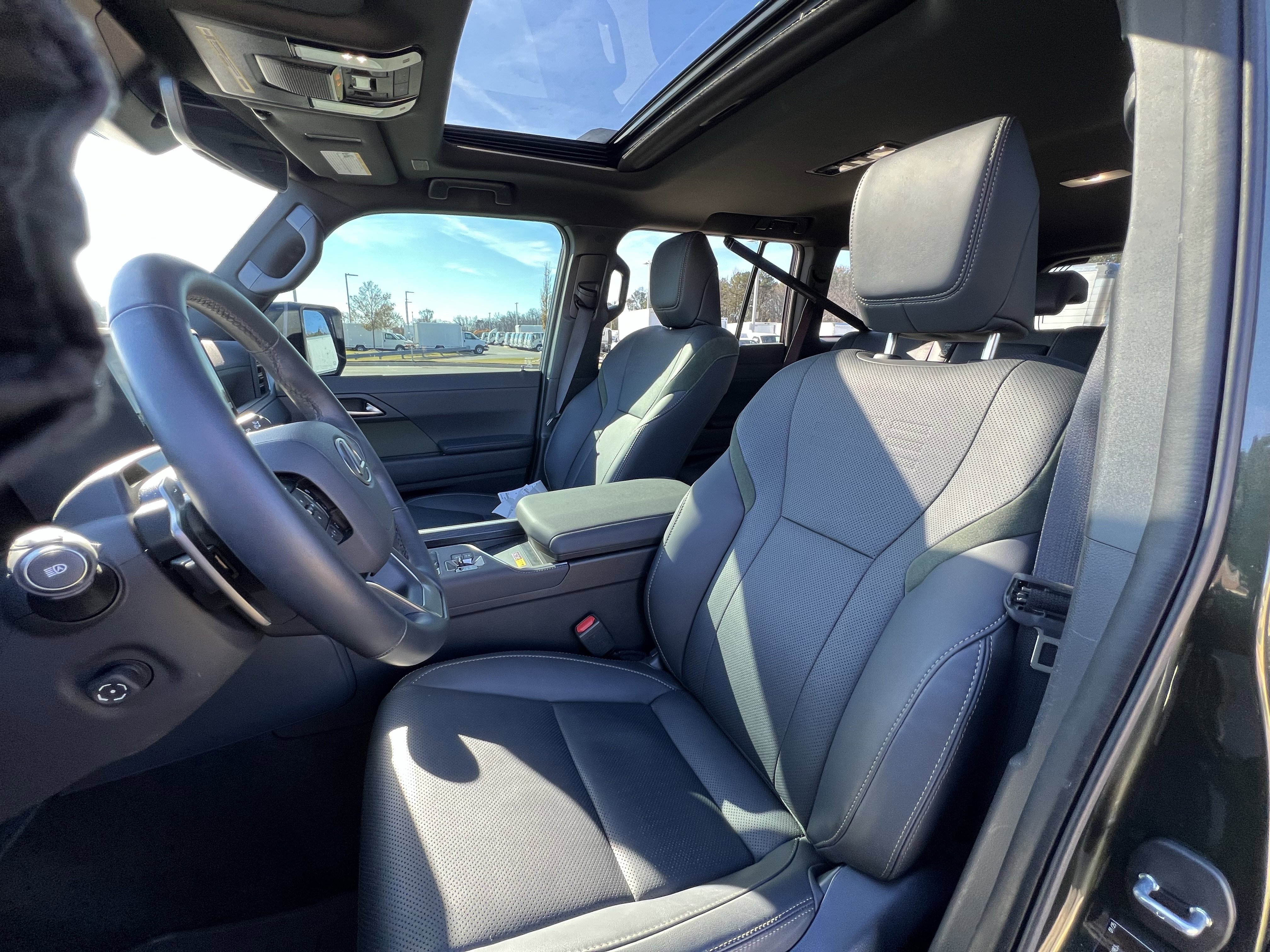 Used 2025 Lexus GX 550 w/ Accessory Package (32) image 13