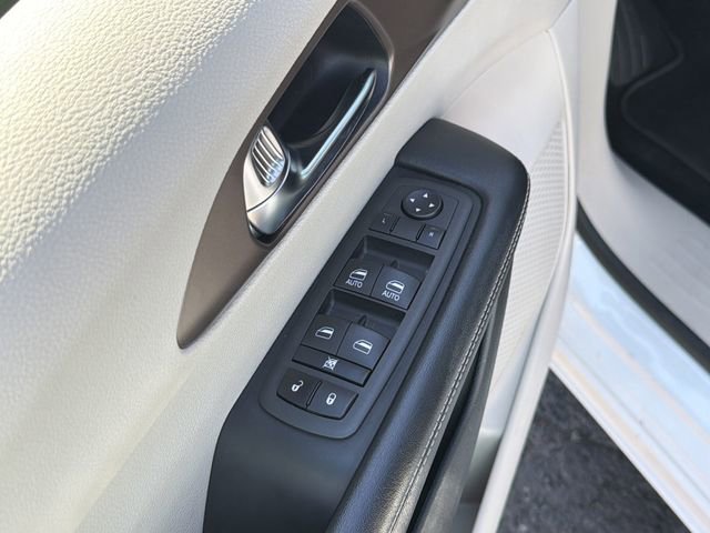 Used 2022 Chrysler Voyager LX FWD image 14