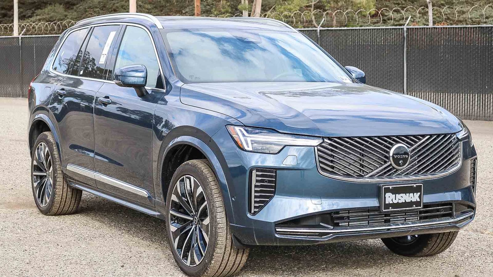New 2026 Volvo XC90 T8 Plus AWD/4WD image 3