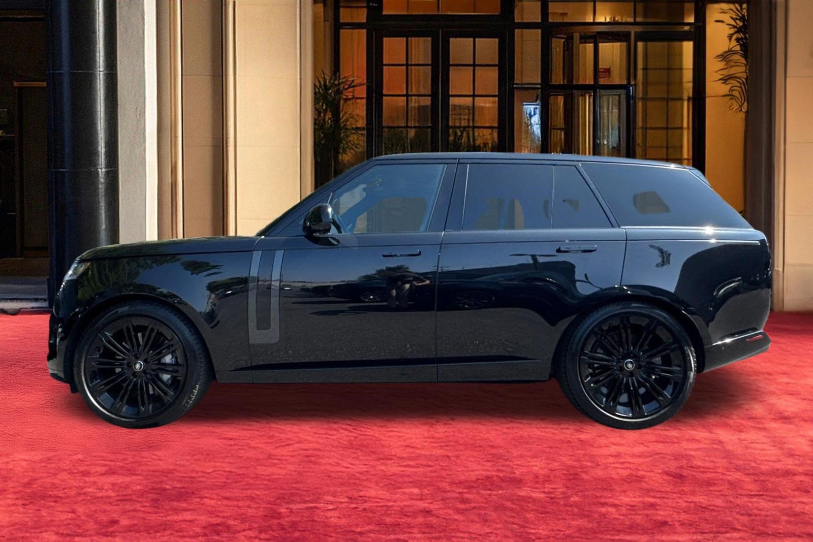 Used 2024 Land Rover Range Rover SE AWD/4WD image 2