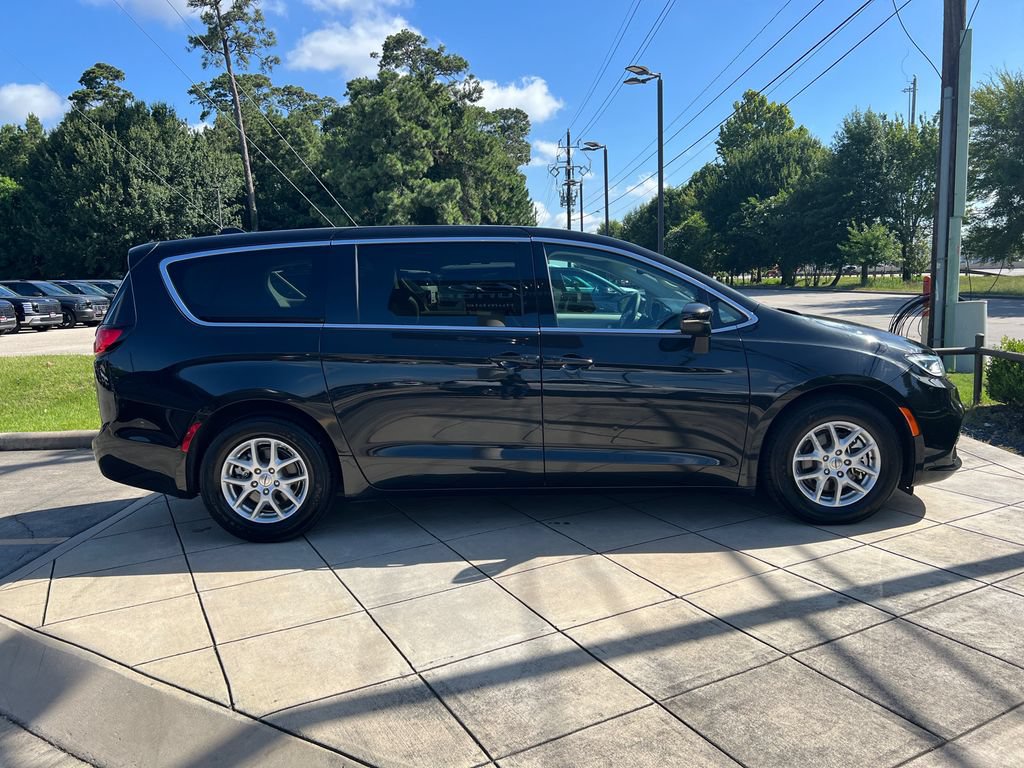 Used 2023 Chrysler Pacifica Touring-L FWD image 4