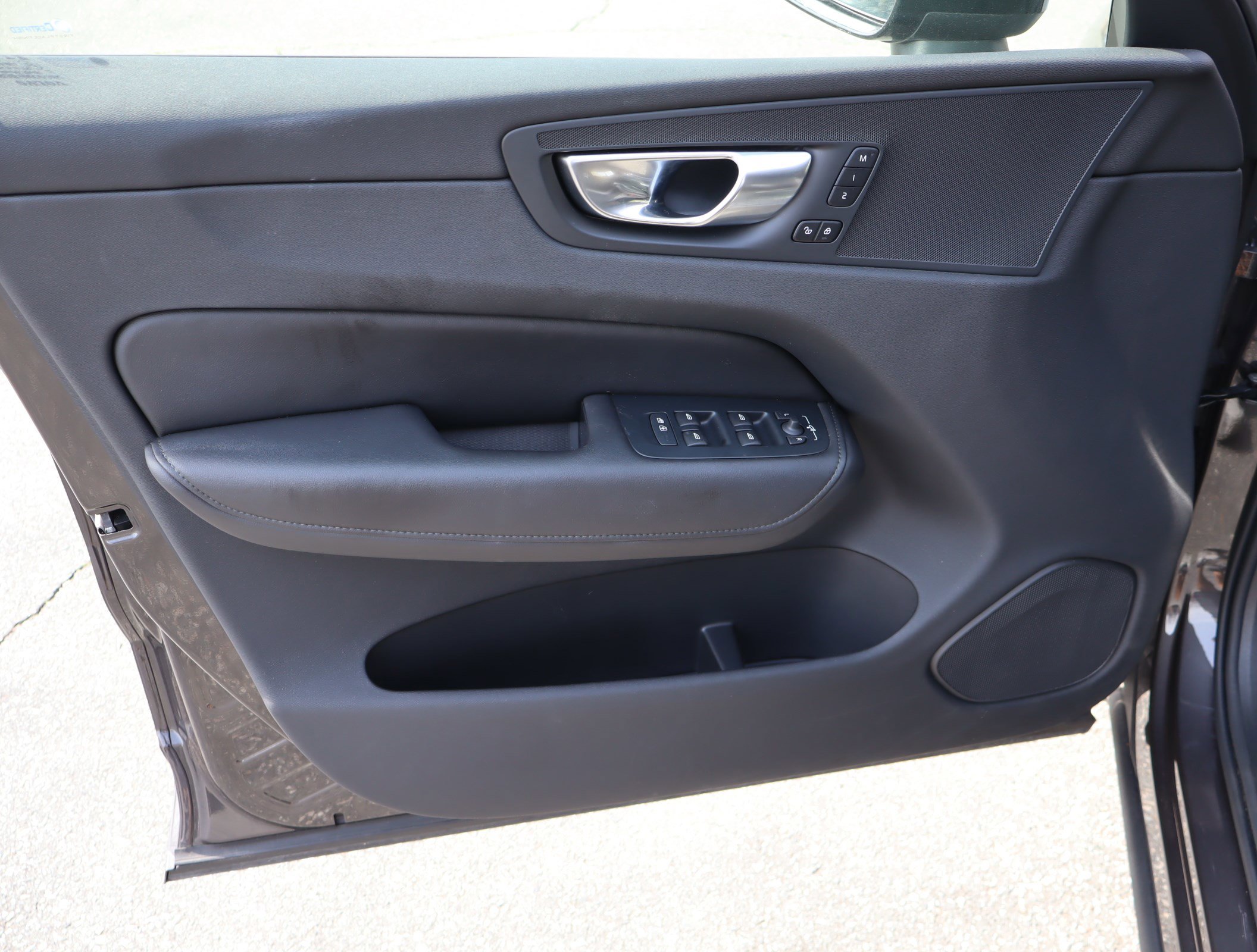 Used 2025 Volvo XC60 B5 Plus image 13