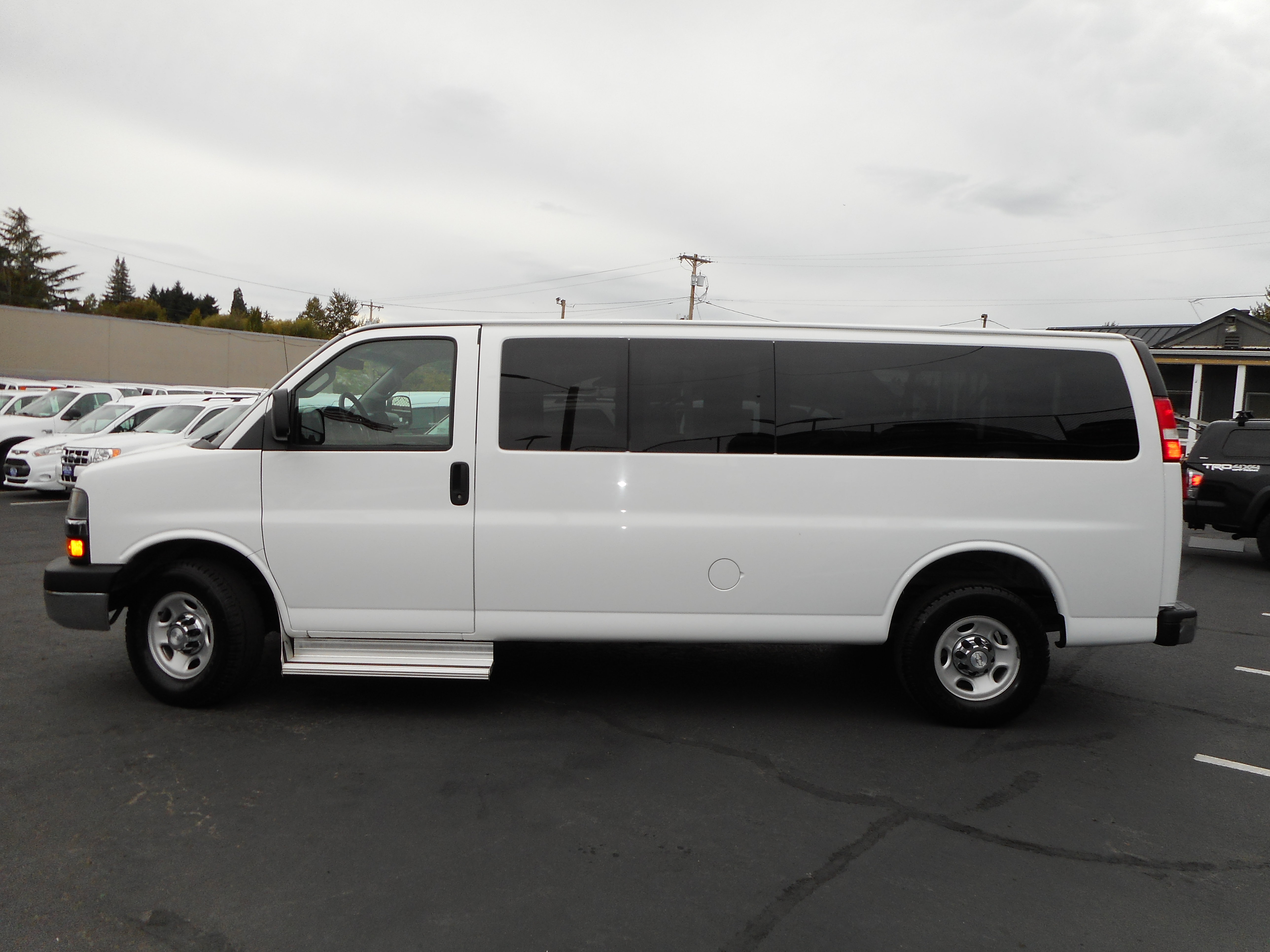 Used 2016 Chevrolet Express 3500 LT w/ LT Preferred Equipment Group RWD image 2