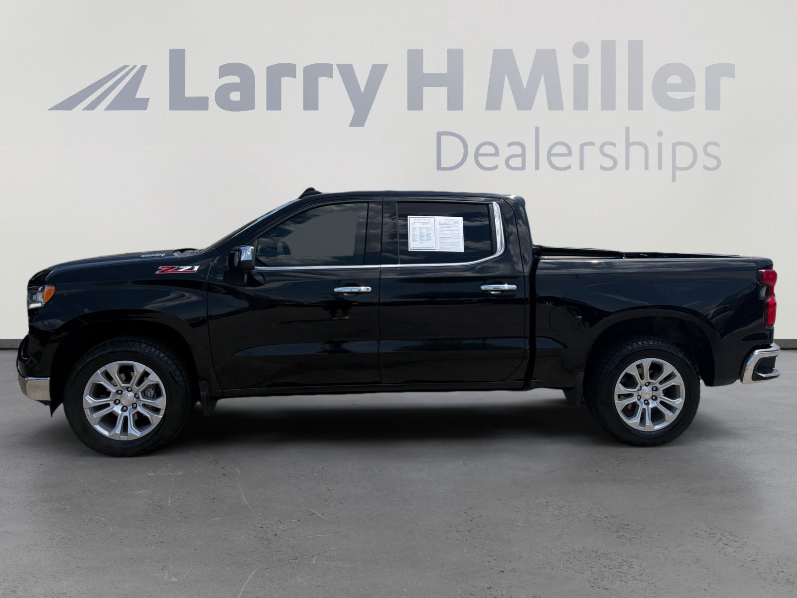 Used 2024 Chevrolet Silverado 1500 LTZ AWD/4WD image 2
