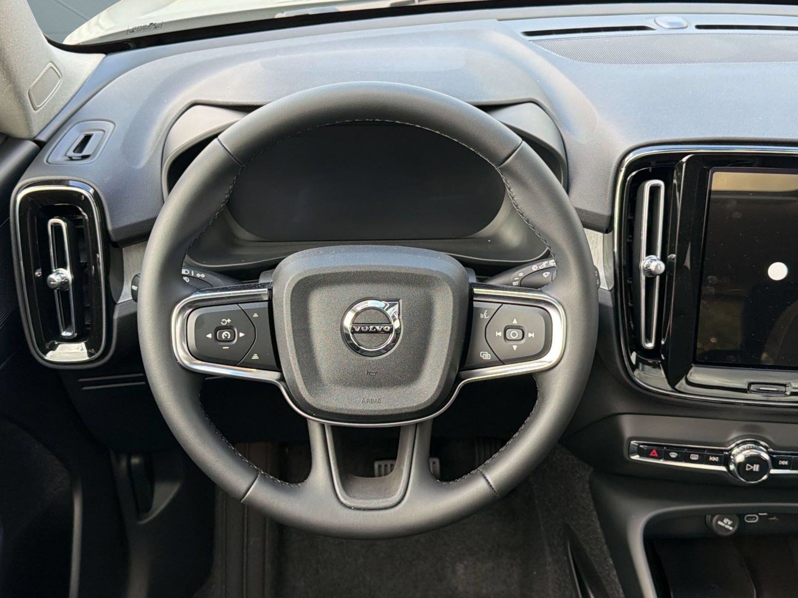 New 2026 Volvo XC40 B5 Plus w/ Protection Package Premier AWD/4WD image 11