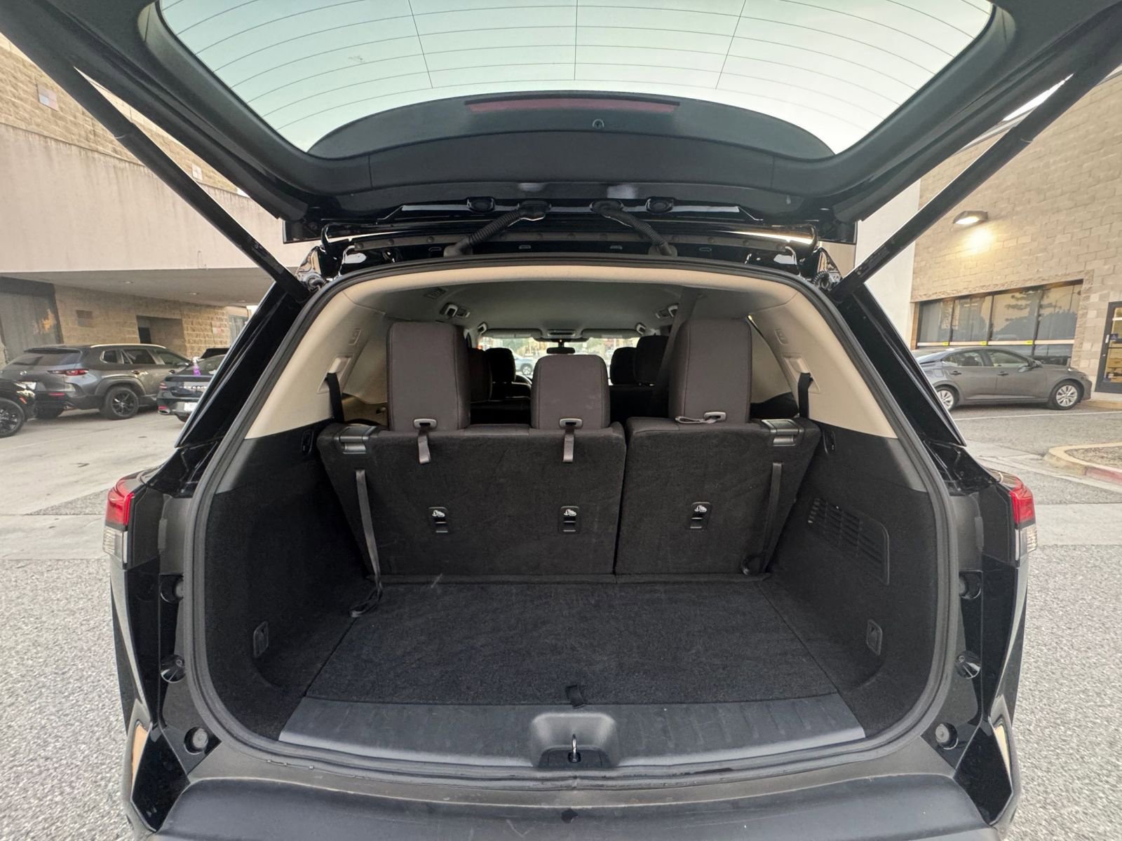 Used 2025 Nissan Pathfinder SV image 33