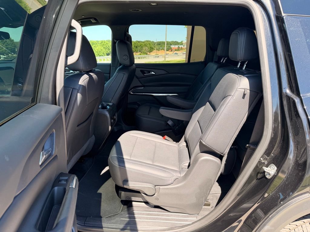Used 2025 Chevrolet Traverse LT FWD image 6