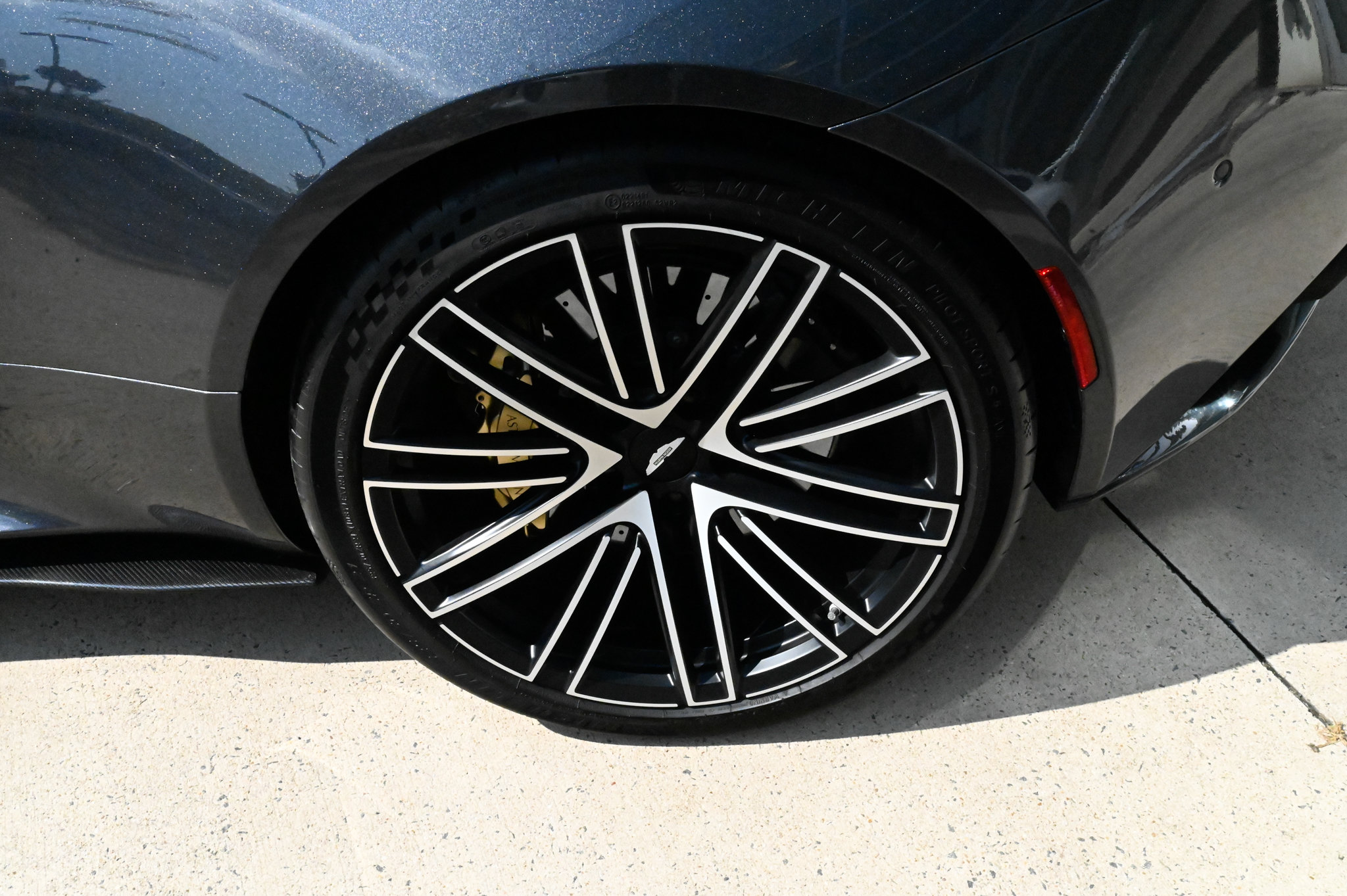 Used 2024 Aston Martin DB12 Coupe RWD image 9