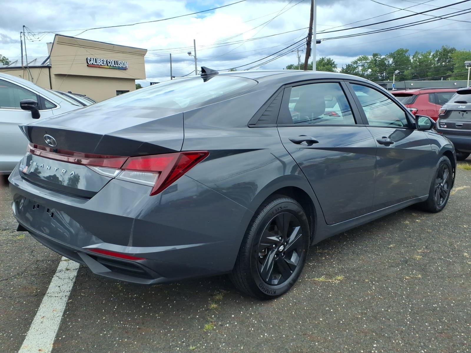 Used 2023 Hyundai Elantra SEL w/ Cargo Package FWD image 3
