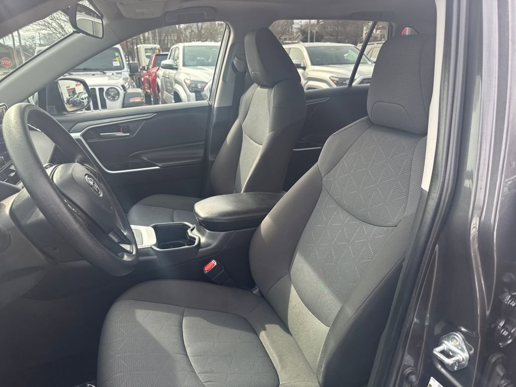 Used 2025 Toyota RAV4 XLE w/ Convenience Package image 16