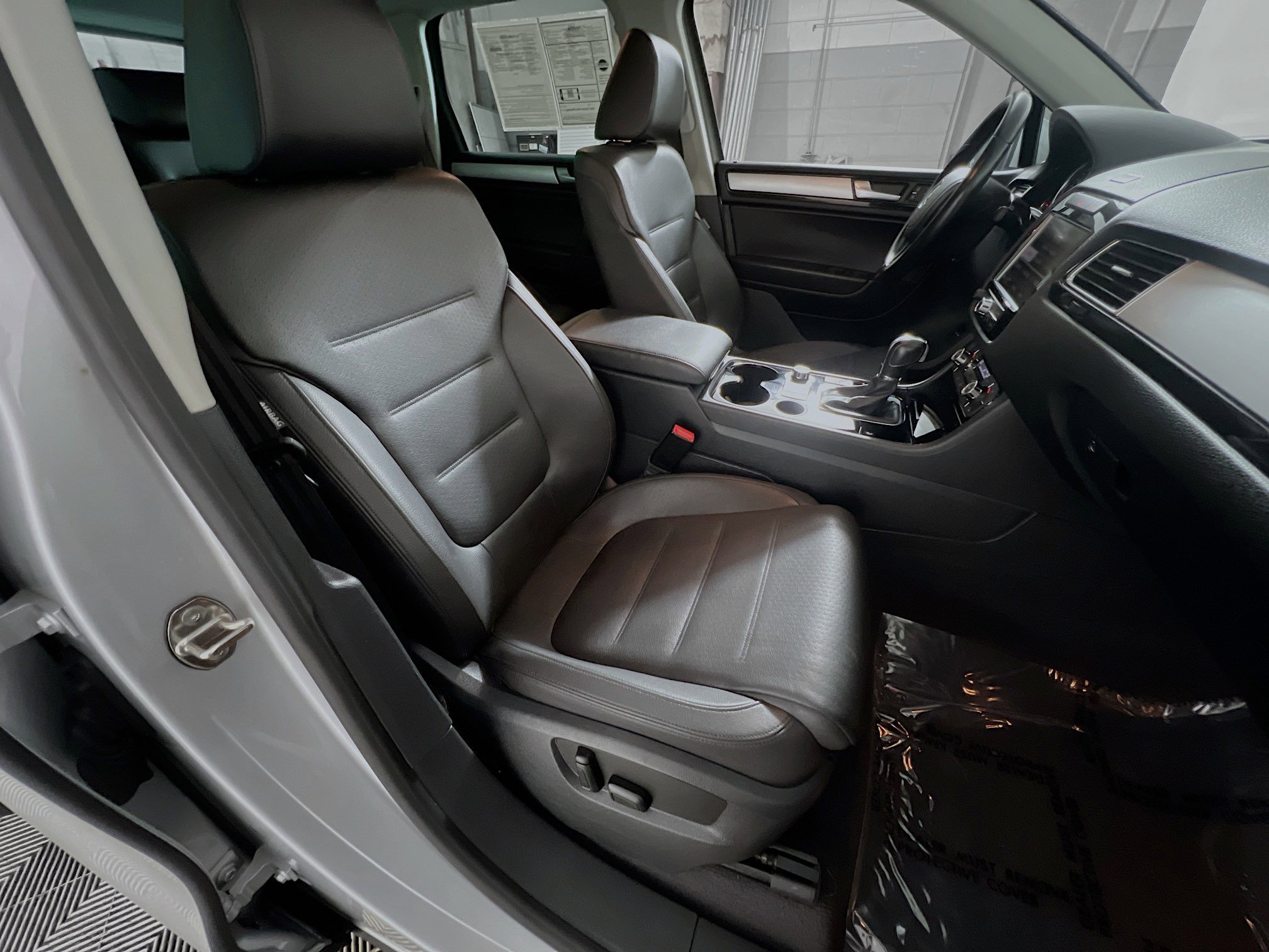 Used 2014 Volkswagen Touareg Sport image 31