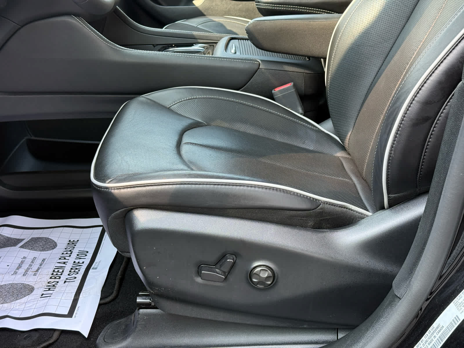 Used 2025 Chrysler Pacifica Limited FWD image 12