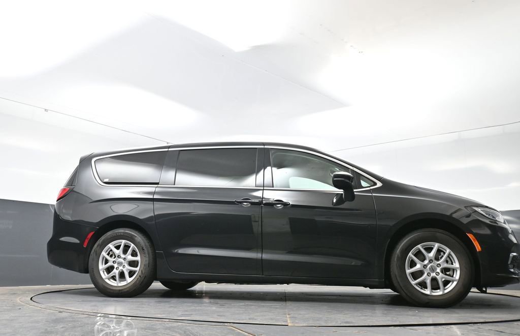 Used 2023 Chrysler Pacifica Touring-L FWD image 52