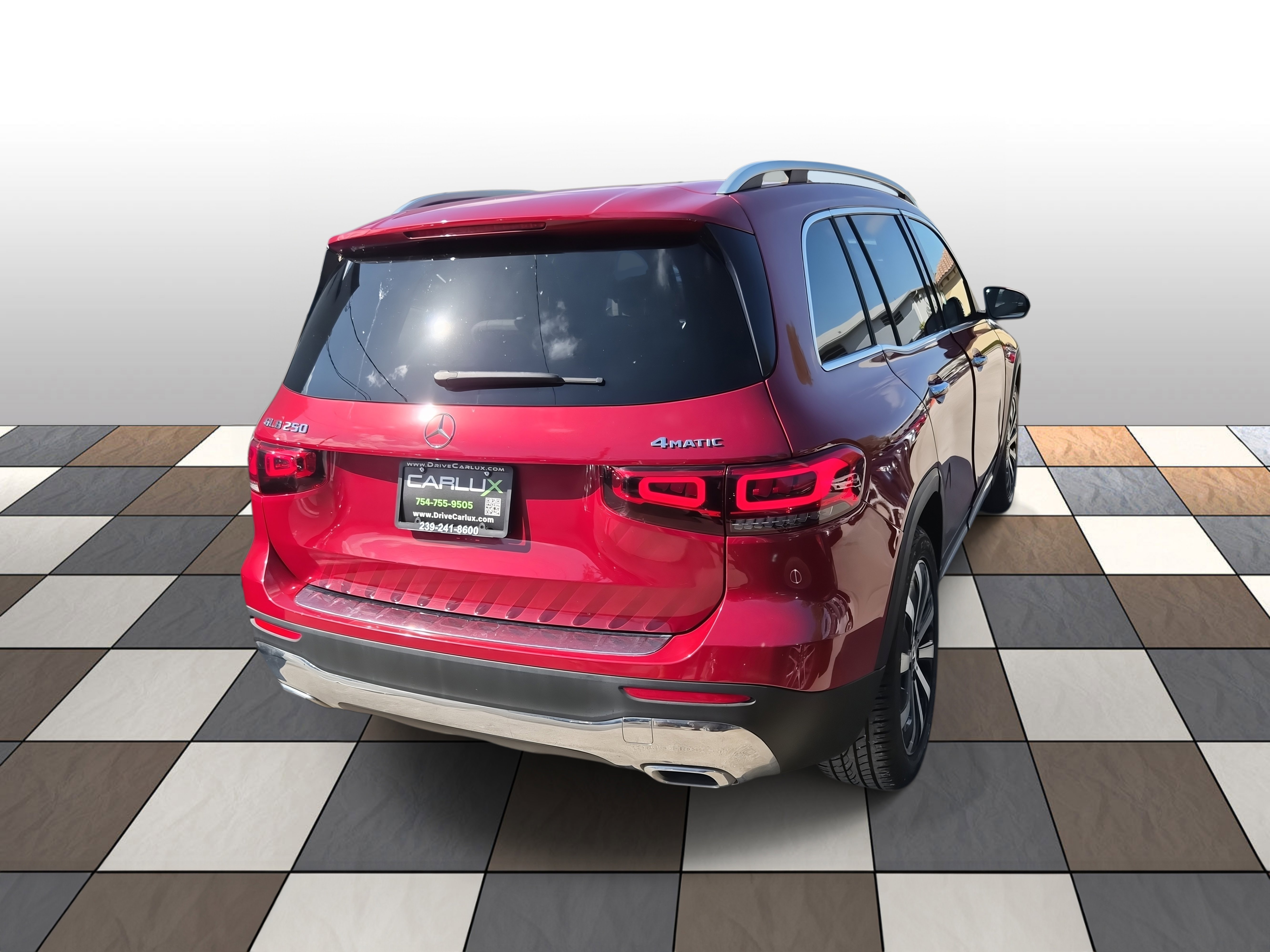 Used 2021 Mercedes-Benz GLB 250 4MATIC w/ Premium Package image 4