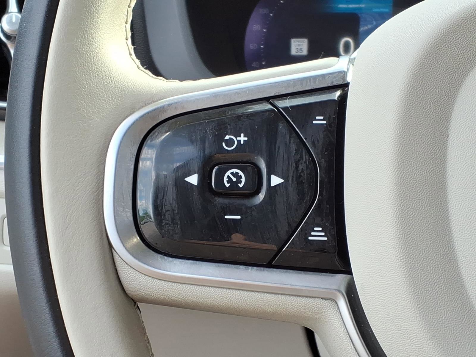 Used 2023 Volvo XC60 B5 Plus image 28