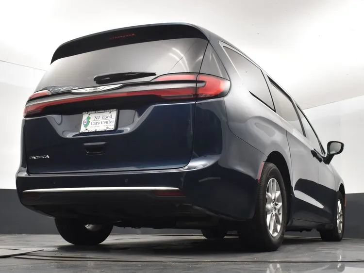 Used 2025 Chrysler Pacifica Select FWD image 13