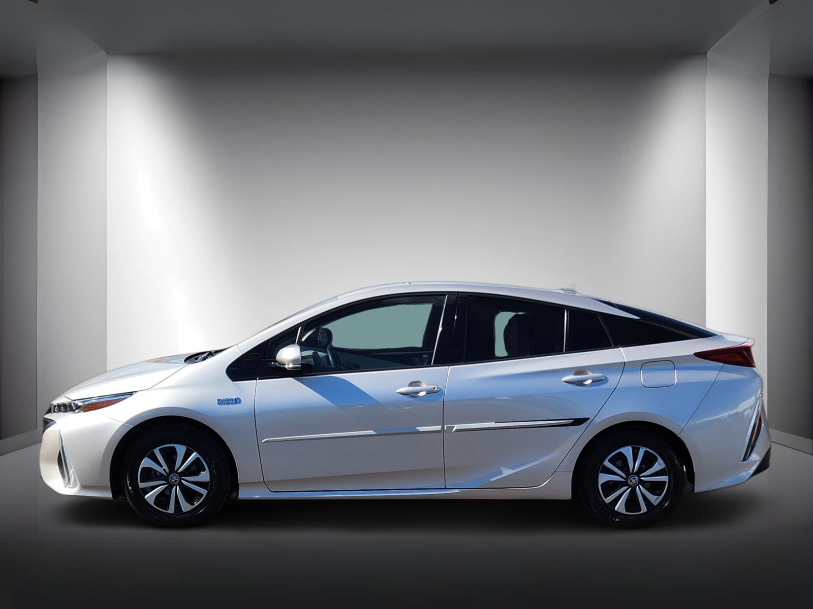 Used 2018 Toyota Prius Prime Premium image 2