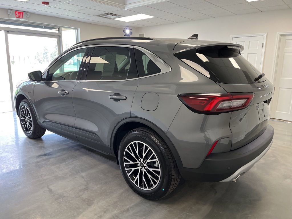 Used 2025 Ford Escape SE FWD image 3