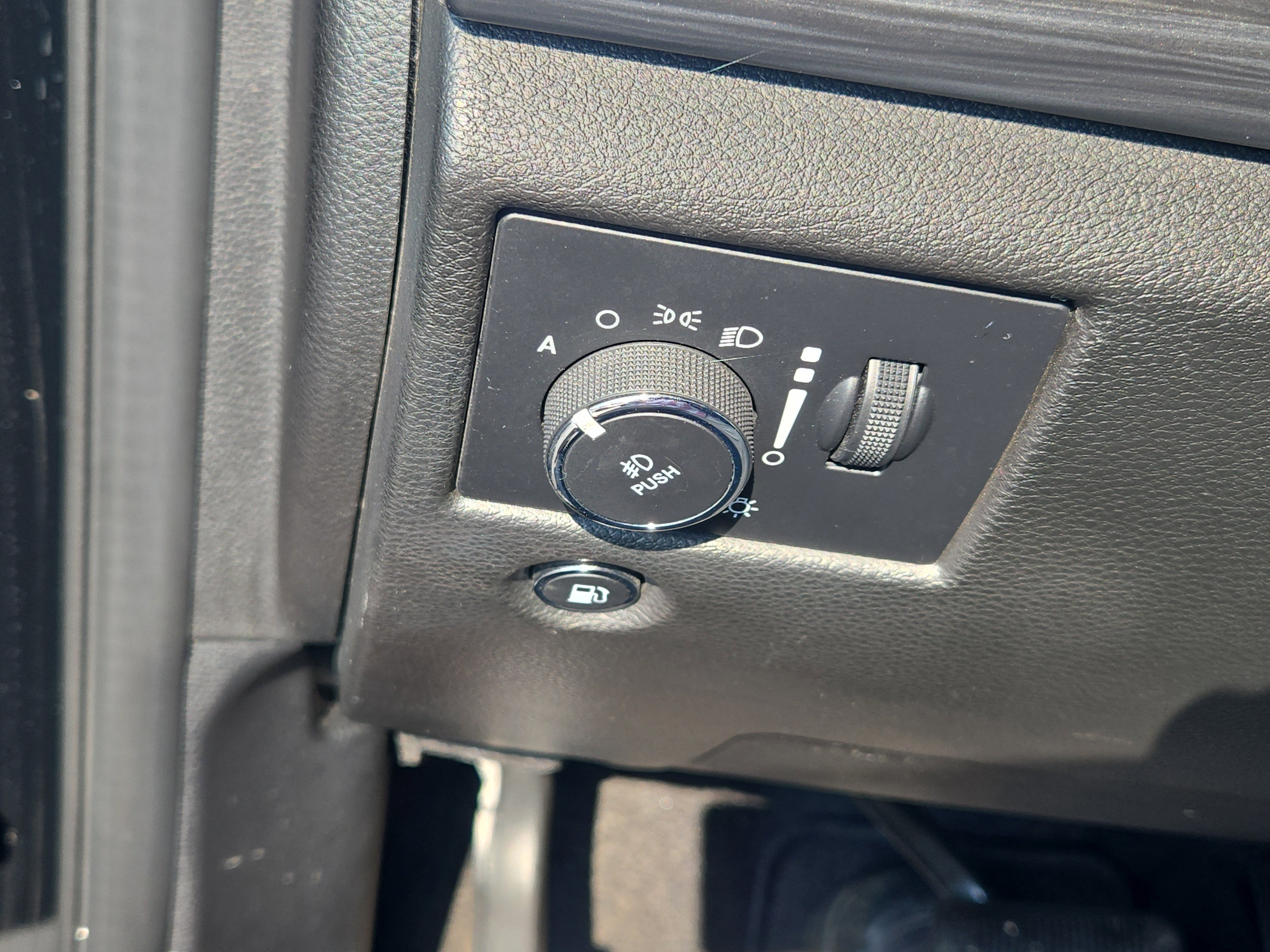 Used 2022 Jeep Grand Cherokee Laredo X image 23