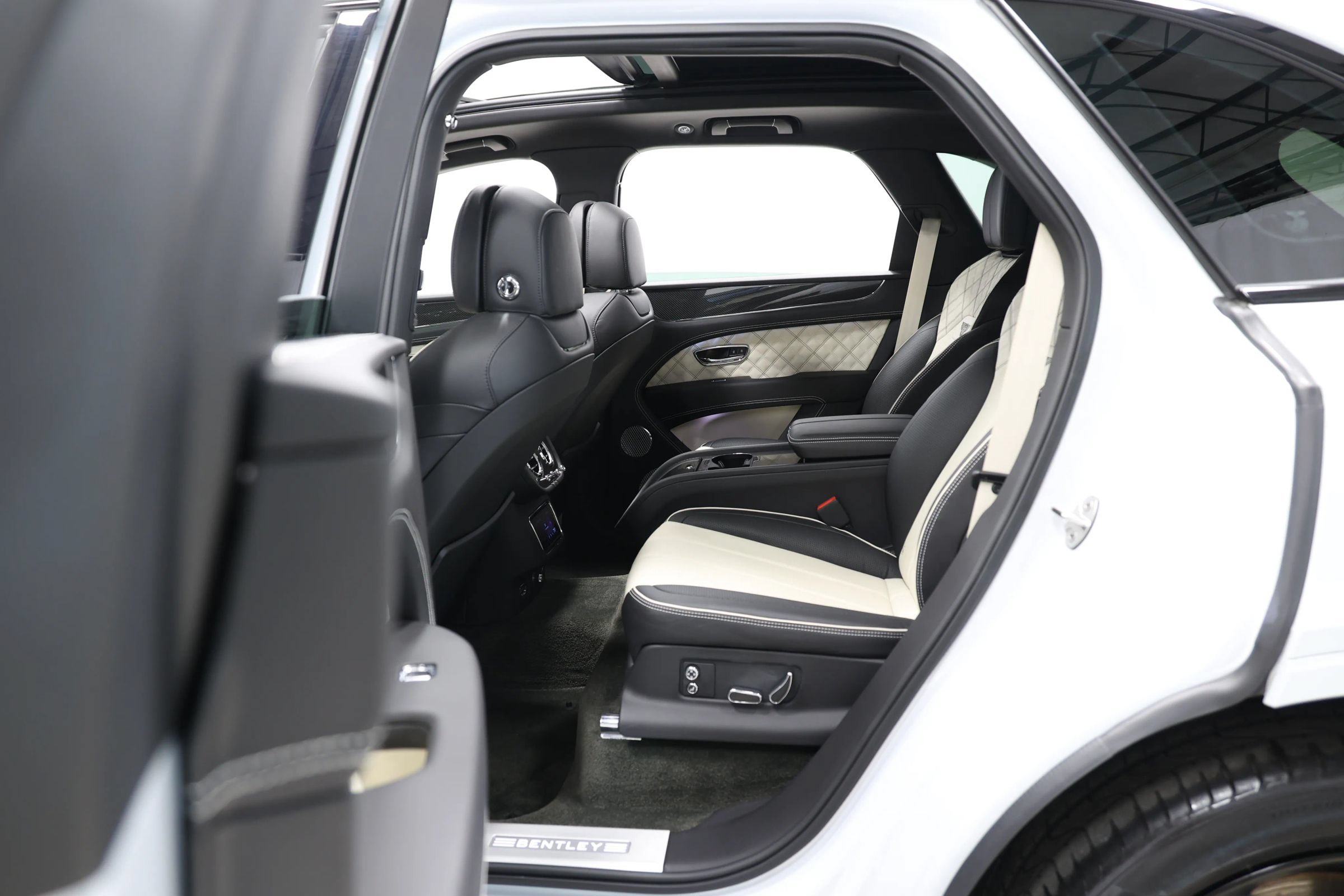Used 2021 Bentley Bentayga w/ First Edition Specification AWD/4WD image 52