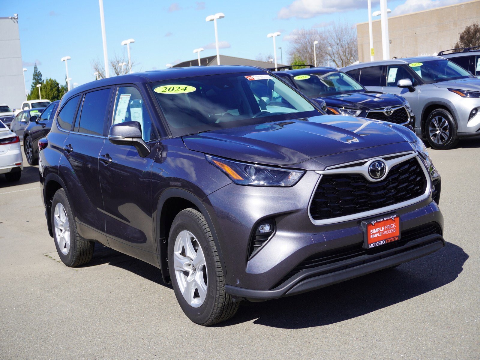 Used 2024 Toyota Highlander LE image 1