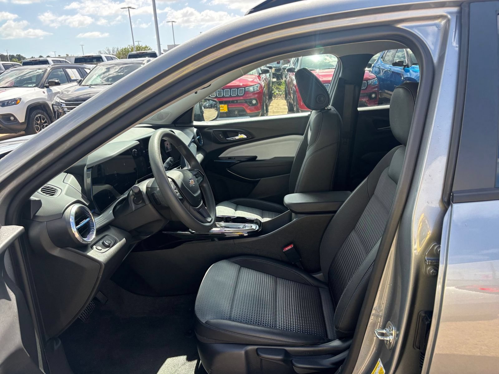 Used 2025 Chevrolet Trax LT FWD image 25