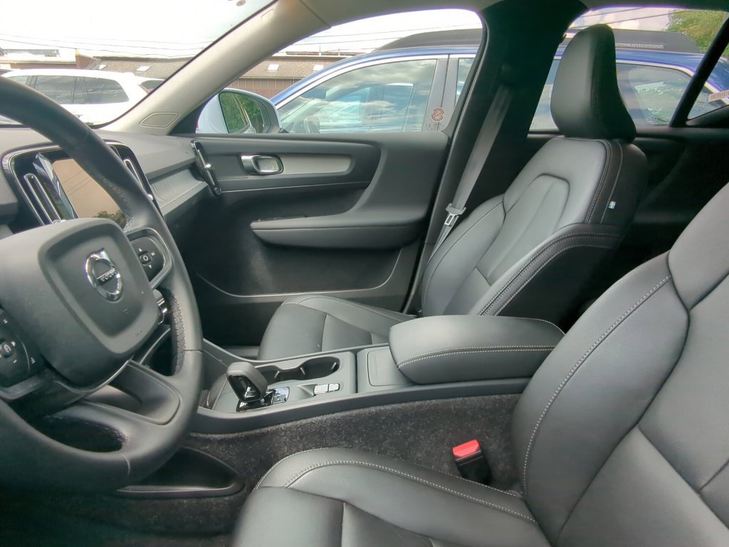 Used 2025 Volvo XC40 B5 Core AWD/4WD image 14