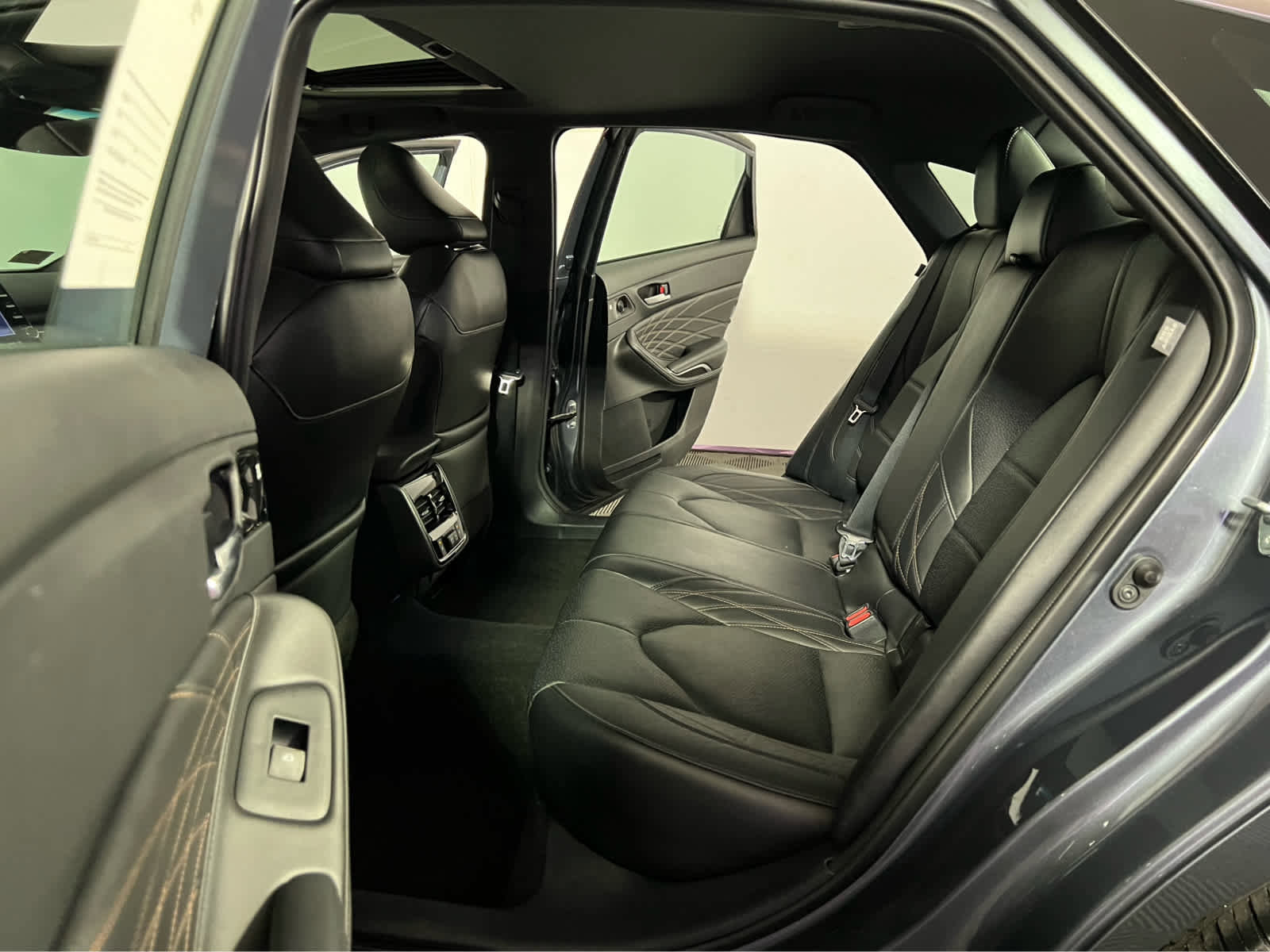 Used 2022 Toyota Avalon Limited w/ Advanced Safety Package FWD image 24