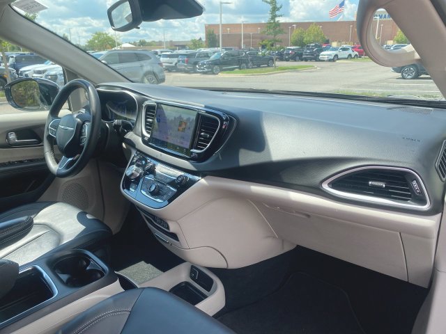 Used 2024 Chrysler Pacifica Touring-L FWD image 26