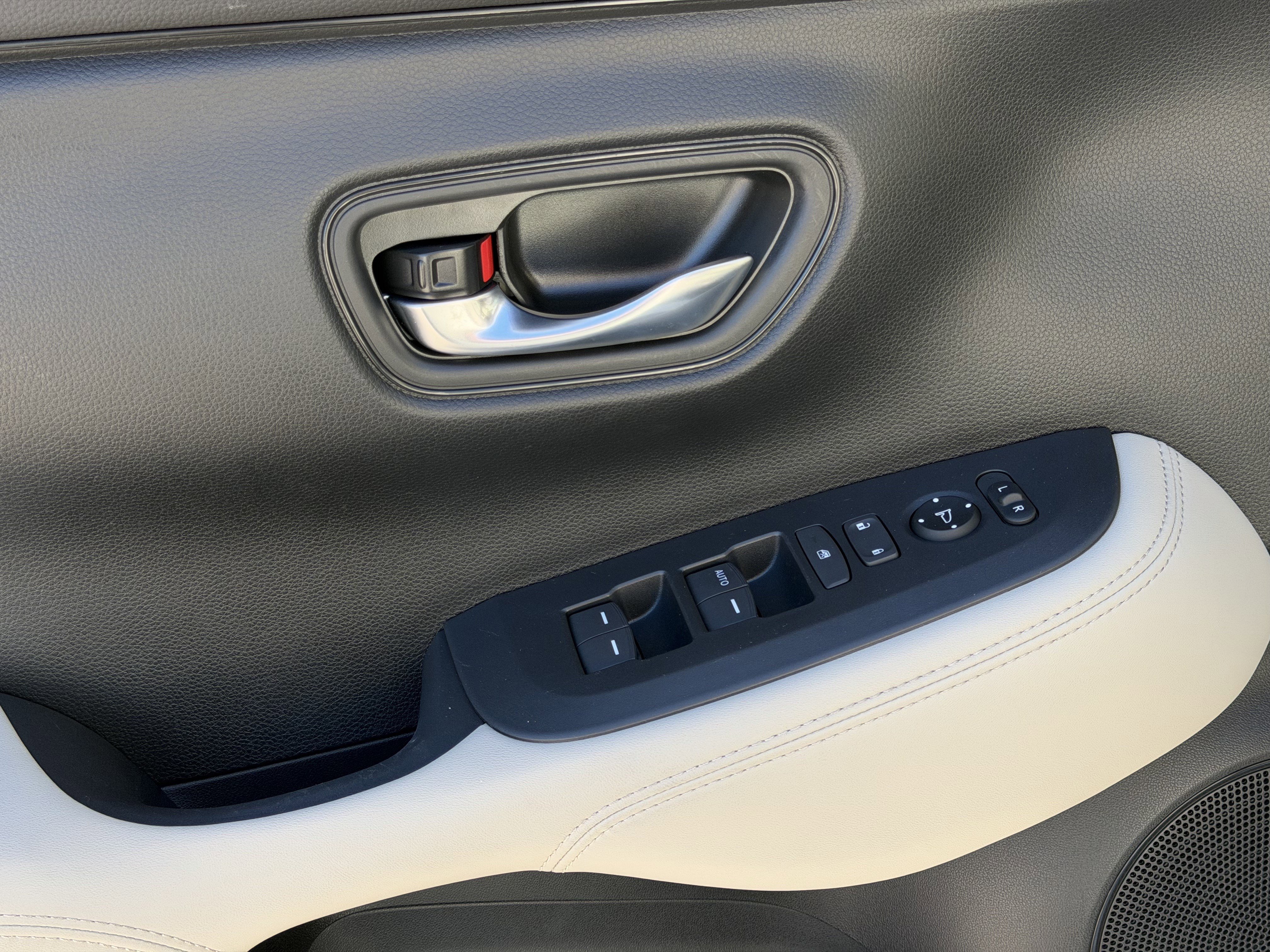 Used 2025 Honda HR-V LX image 11