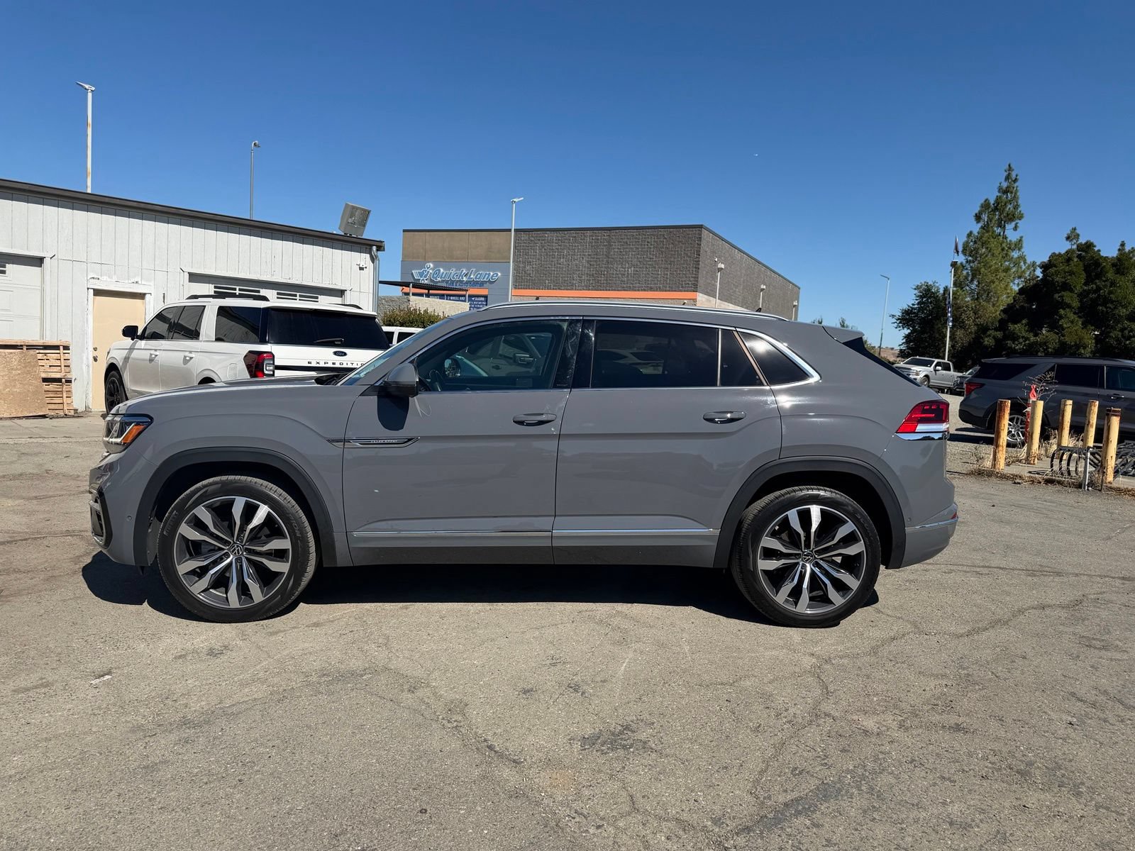 Used 2021 Volkswagen Atlas Cross Sport SEL Premium R-Line AWD/4WD image 2
