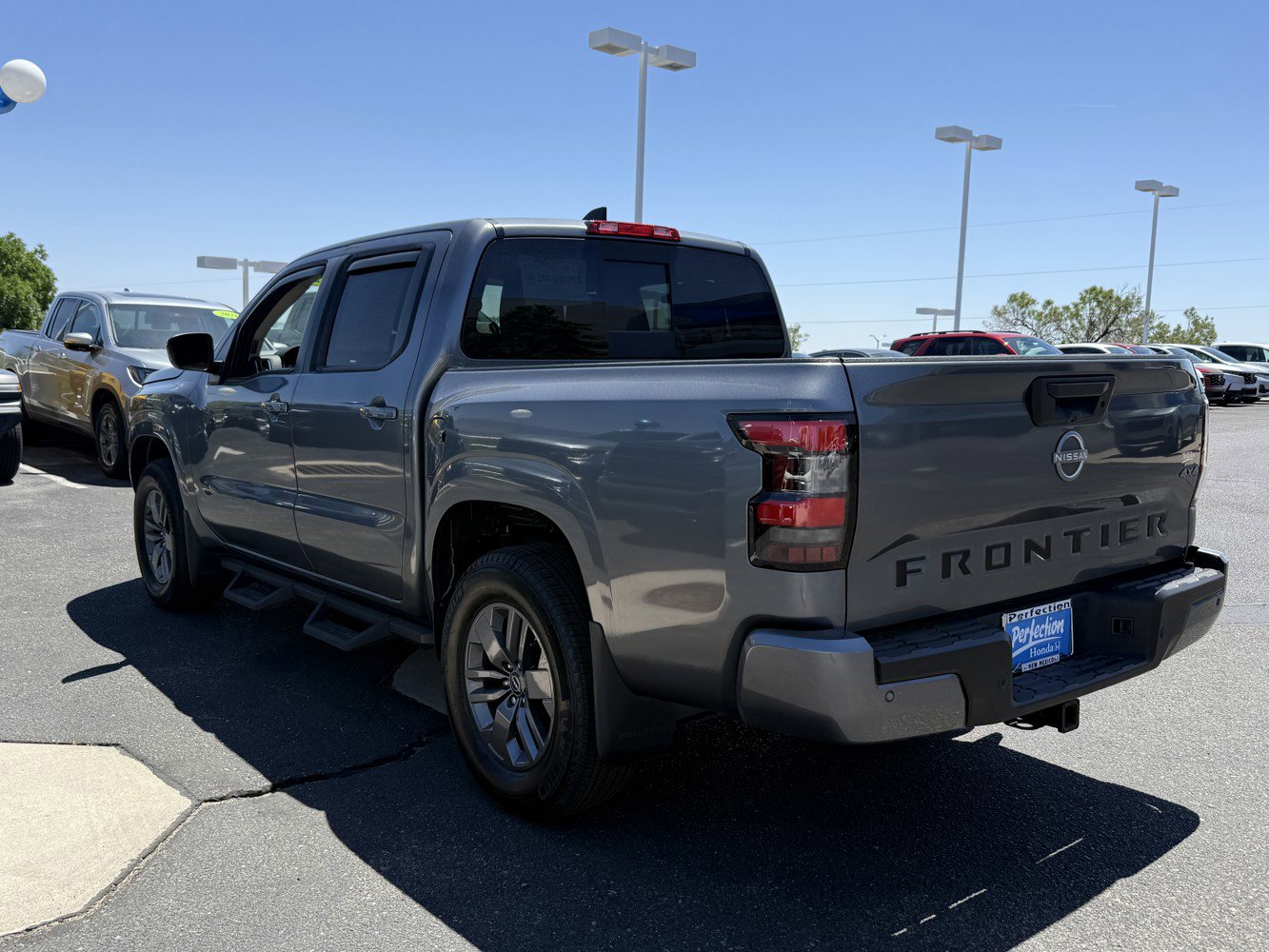 Used 2025 Nissan Frontier SV AWD/4WD image 7