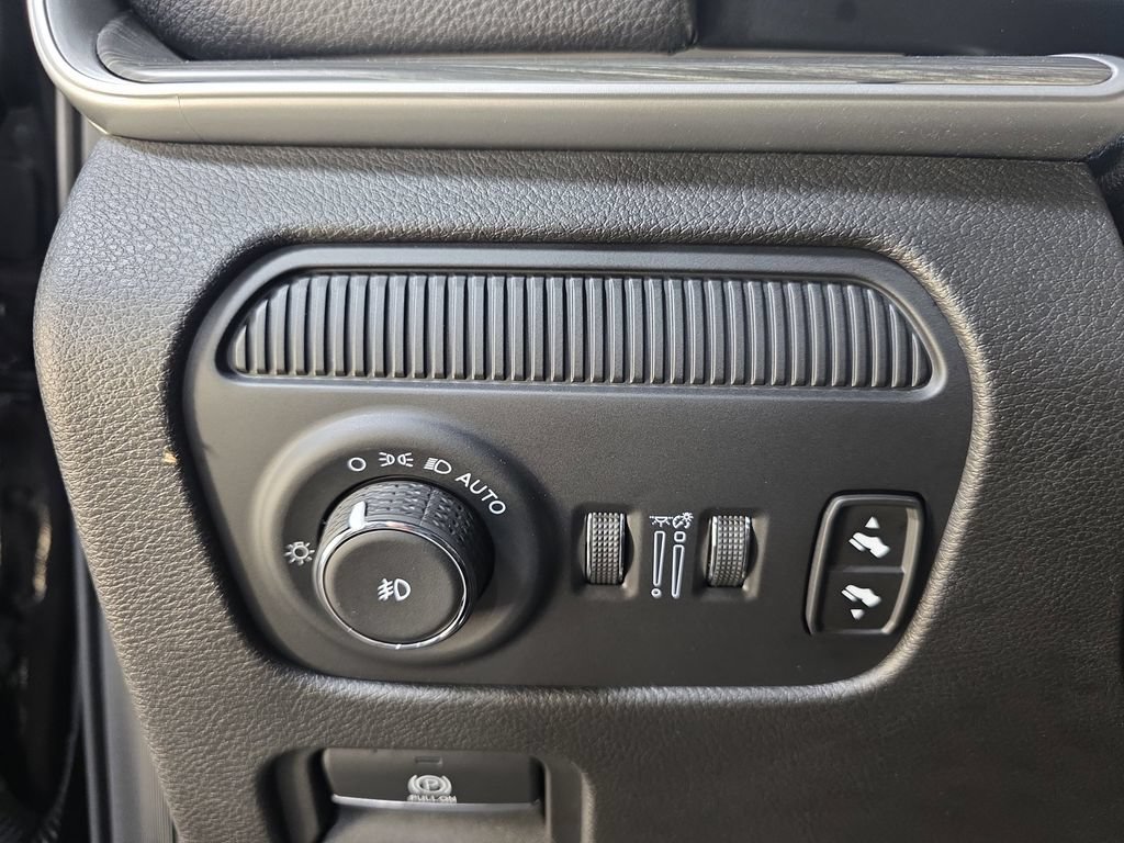 Used 2024 Jeep Wagoneer L Series II w/ Flexible Seating Group AWD/4WD image 28