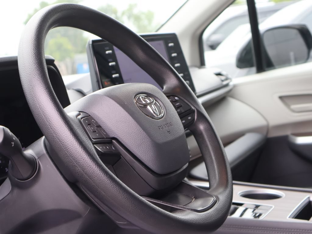 Used 2024 Toyota Sienna LE FWD image 23