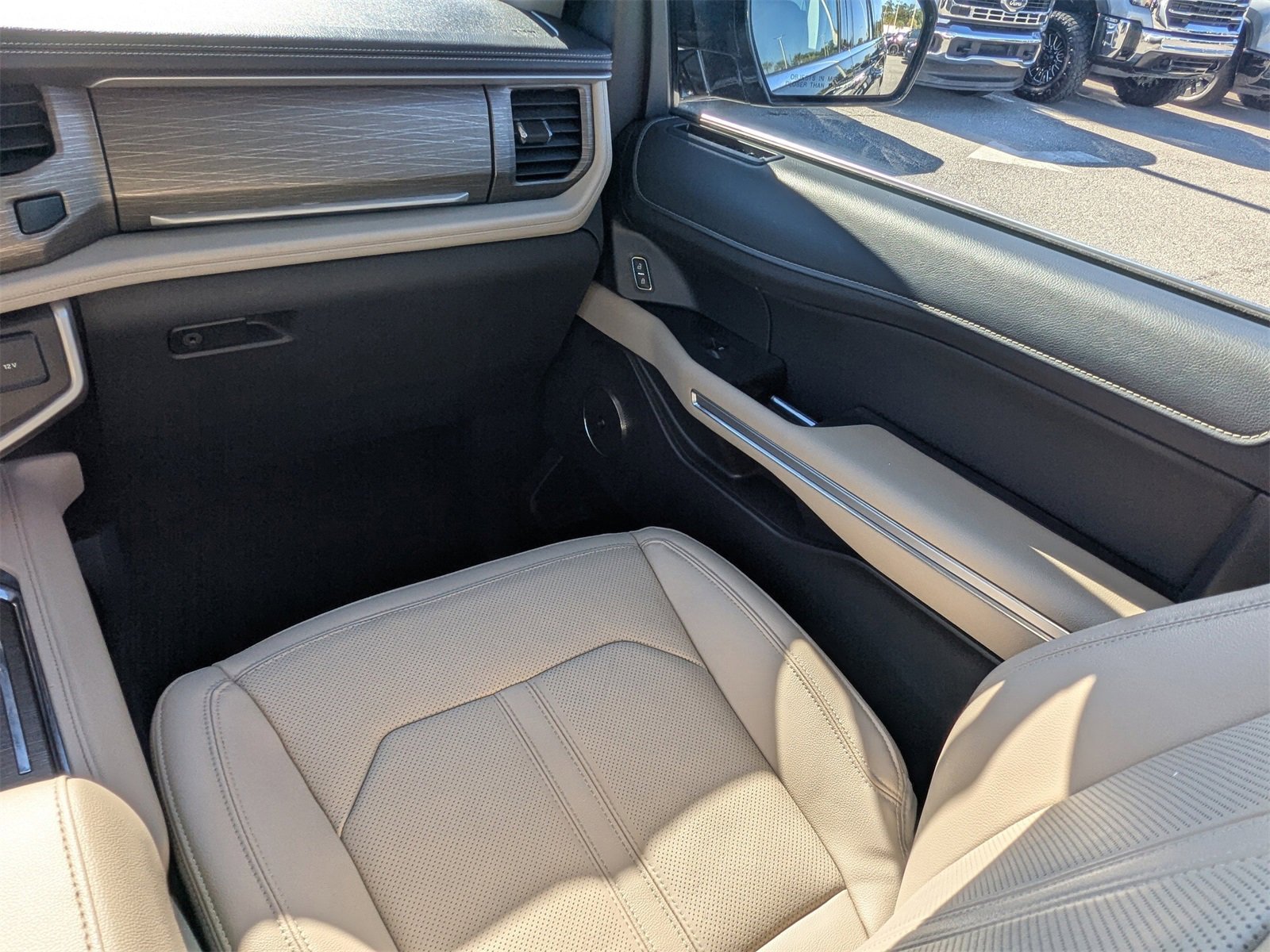 Used 2024 Ford Expedition Max Limited image 19