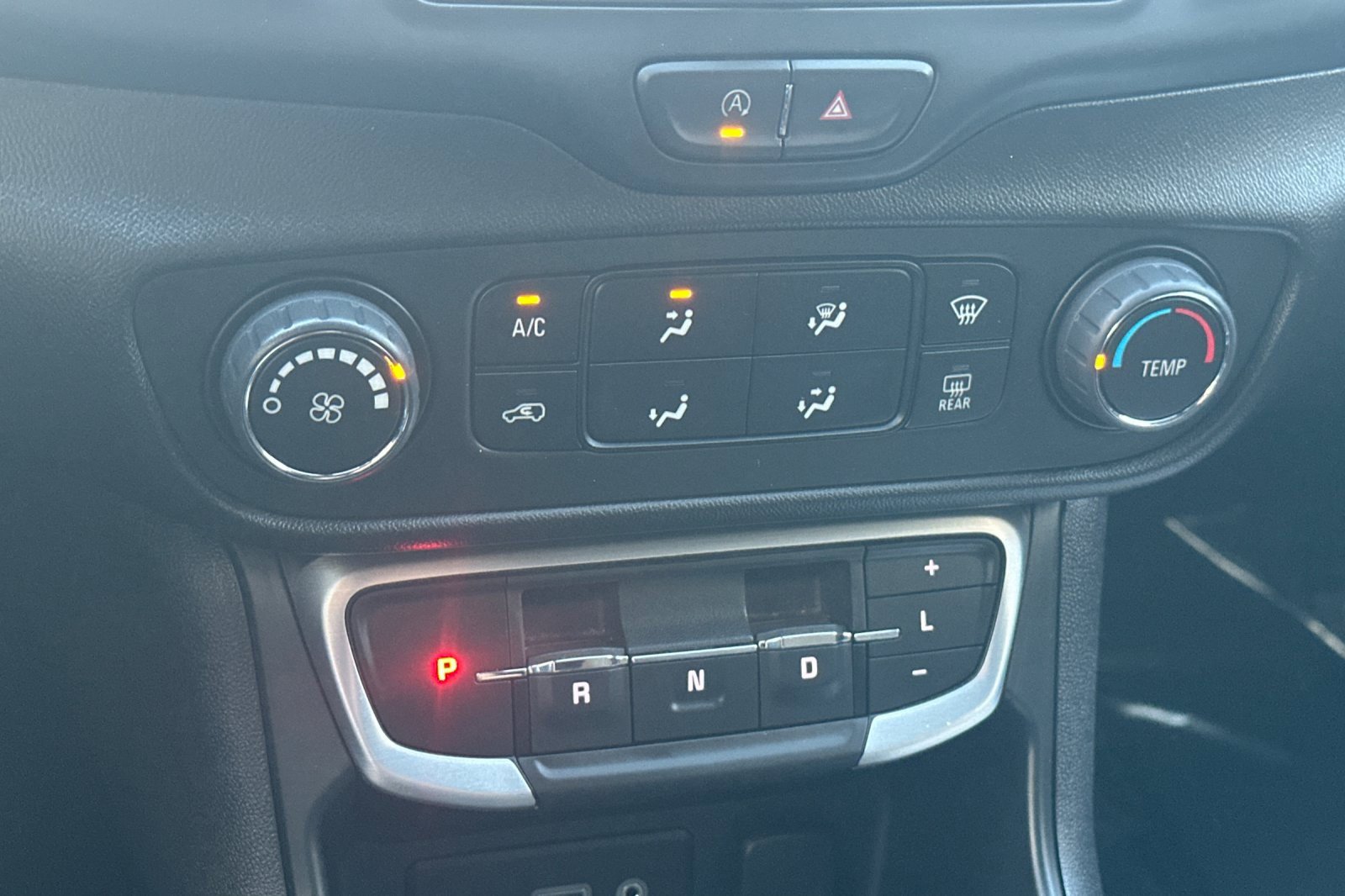 Used 2024 GMC Terrain SLE w/ Elevation Edition image 27