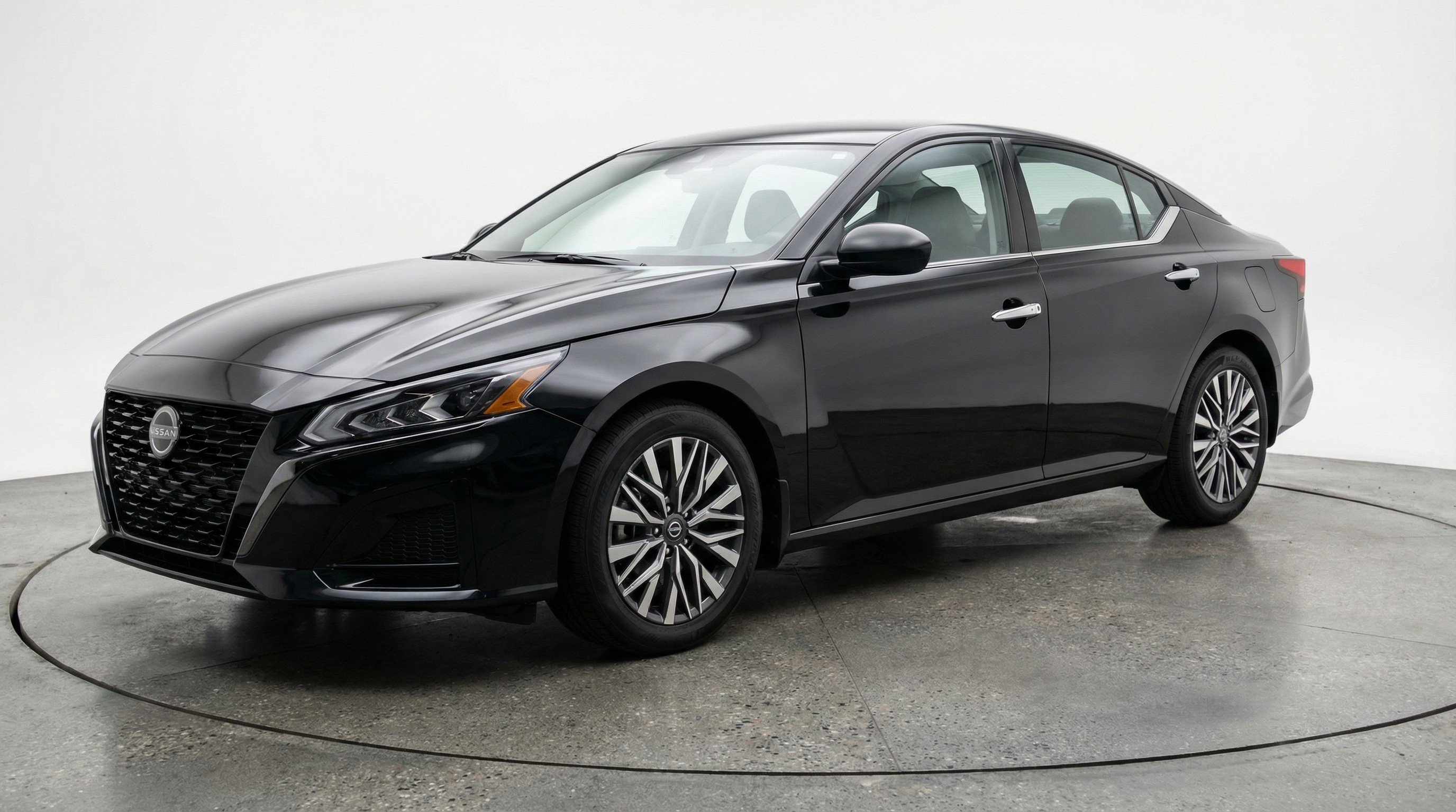 Used 2025 Nissan Altima 2.5 SV FWD image 3
