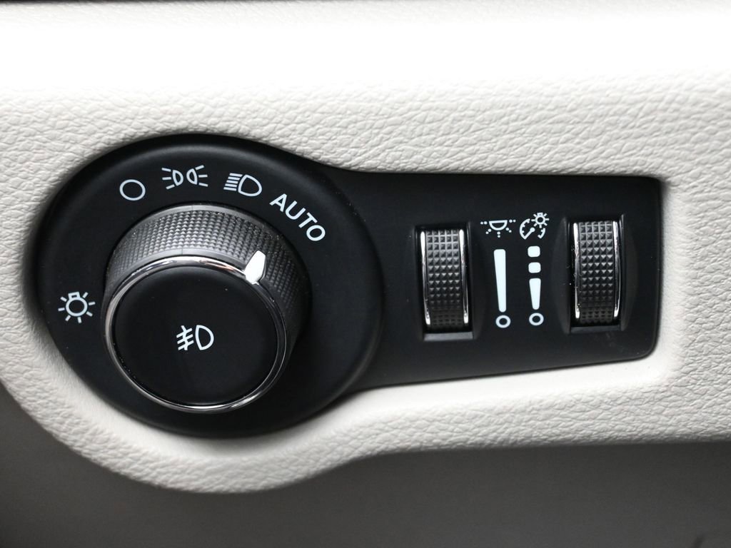 Used 2022 Chrysler Pacifica Touring-L image 18