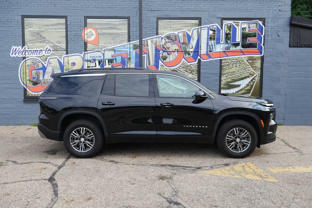 Used 2025 Chevrolet Traverse LT w/ Enhanced Driving Package AWD/4WD image 26