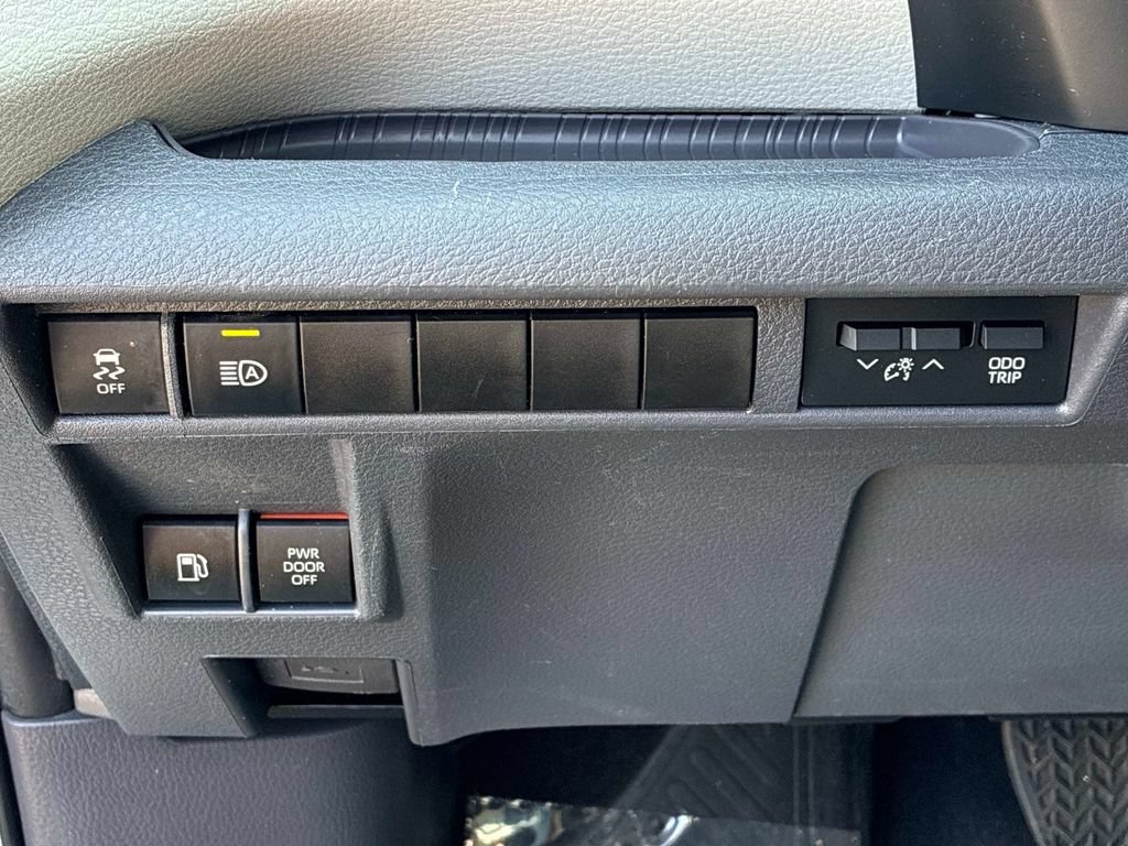 Used 2023 Toyota Sienna LE FWD image 25