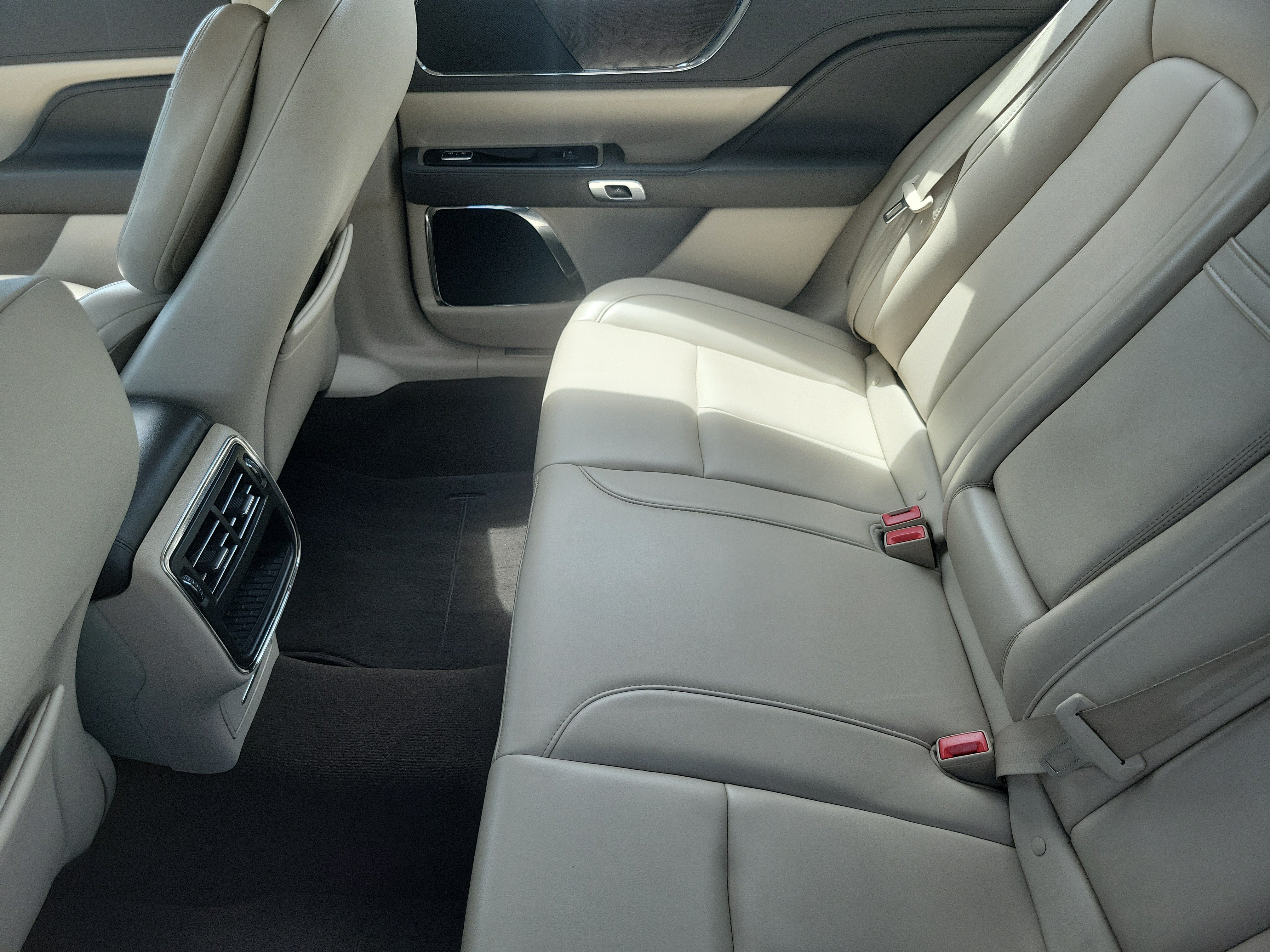 Used 2020 Lincoln Continental FWD image 9